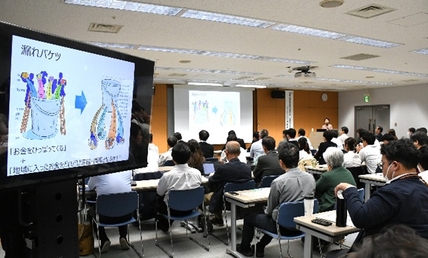 「漏れバケツ」理論などについて学ぶ参加者